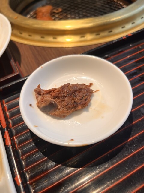 분위기는 좋지만 품질이 나쁜 고기와 서비스