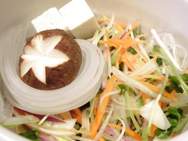 맛이 진한 간장 풍미의 깨비 드레가 정말 맛있어요! 샤브샤브 포크 런치 980엔