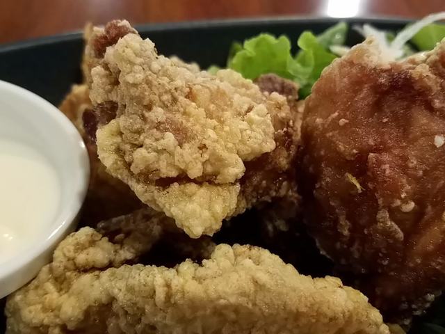 건물 4층에 위치한 닭 요리점입니다. 튀김은 바삭바삭한 피클 형태의 속을 가지고 있습니다.