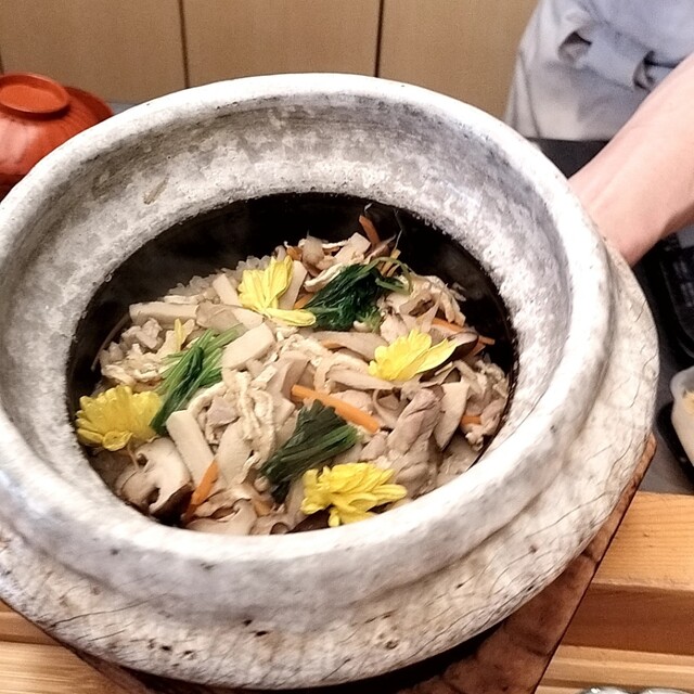 시식할 수 있는 신선한 요리를 제공하는 요리 교실 점심에 참여했습니다.