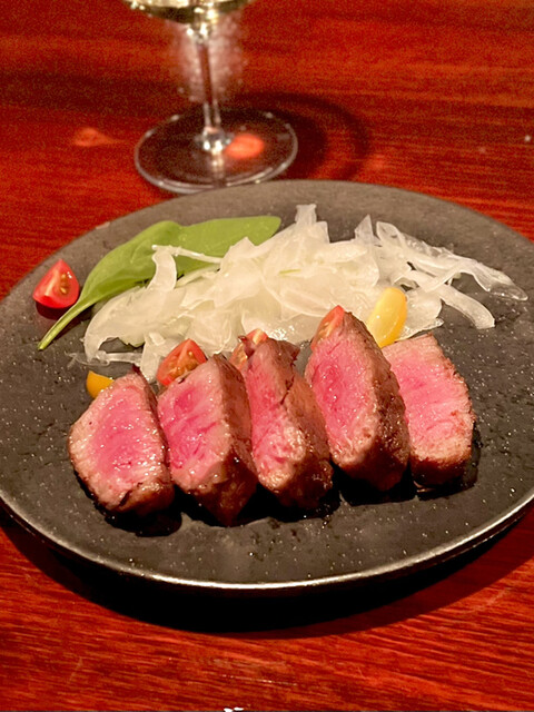 著名なレストランとの素晴らしいコラボレーション料理で、島本氏の卓越したマネジメントスキルが施され、全体のレベルを一段と引き上げています。これは、ちょっとお茶目な紳士にとって、西麻布でNo.1のワインバーです！✨