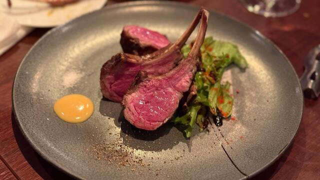 ラム肉愛好家の皆さん、お集まりください!浅野町にある隠れた名店「Ultra Chop Prue」をご覧ください。二日酔い対策の食事に最適です。