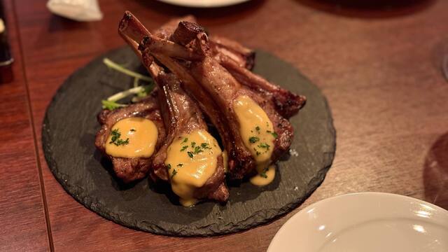 ラム肉愛好家の皆さん、お集まりください!浅野町にある隠れた名店「Ultra Chop Prue」をご覧ください。二日酔い対策の食事に最適です。