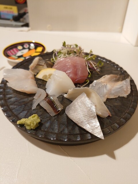 【도에가이 은자】手作りの雰囲気が漂う店内、魚をメインにした居酒屋。