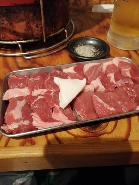駅の近くにある、非常に満足のいくレストランです。食べ放題のラム肉がなくてもね！