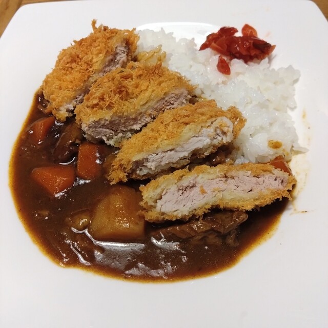 한 입 크게 먹고 남은 홍색 통 카레에 토핑을 얹었습니다. 일본의 대표적인 카츠 카레 스타일입니다.