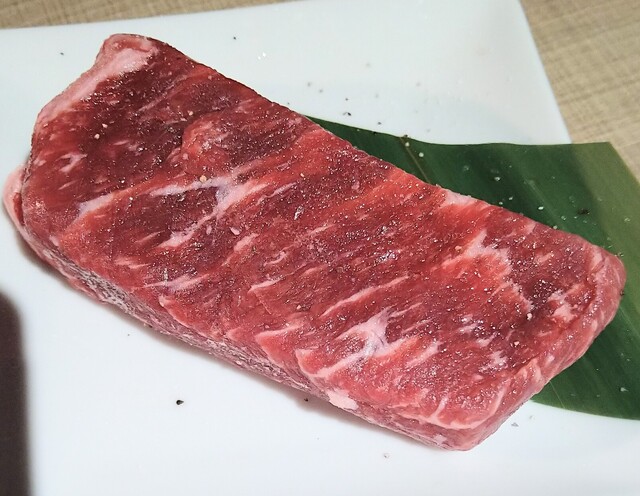 뜻밖에 좋은 곳에서 특별한 일본 소고기 구이 식사가 가능합니다.