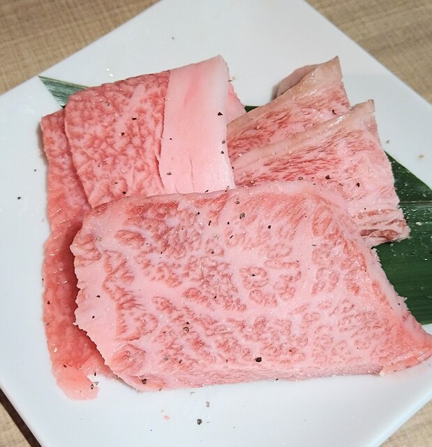 뜻밖에 좋은 곳에서 특별한 일본 소고기 구이 식사가 가능합니다.