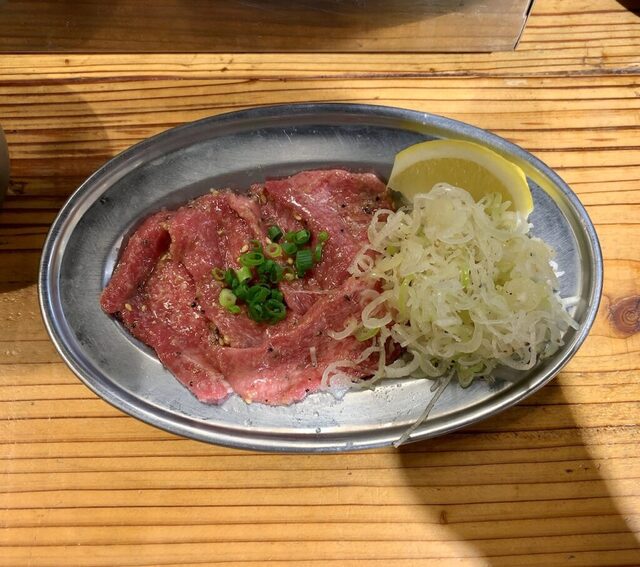 효과적이고 즐거운 방식으로 두 사람이 함께 육류를 즐기다 @上野広小路