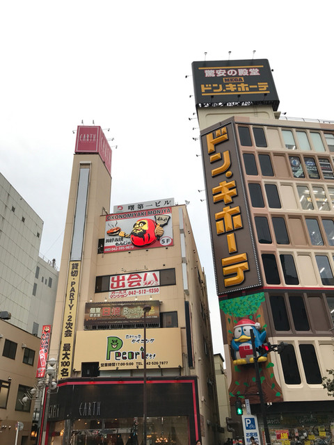 시간제한이 있지만, 먹고 마실 수 있는 오코니야・몬자・야키소바 등을 즐길 수 있습니다. 시간에 쫓기며, 구워서 먹고 마시는 식사가 되겠지만(苦笑)、이런 분위기도 꽤 재미있었습니다♪