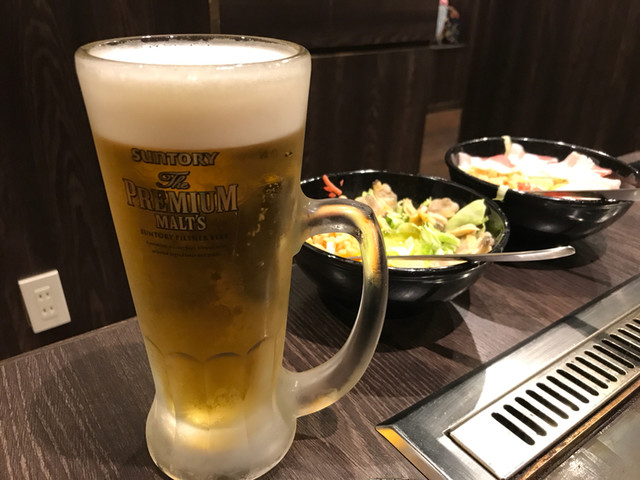 시간제한이 있지만, 먹고 마실 수 있는 오코니야・몬자・야키소바 등을 즐길 수 있습니다. 시간에 쫓기며, 구워서 먹고 마시는 식사가 되겠지만(苦笑)、이런 분위기도 꽤 재미있었습니다♪