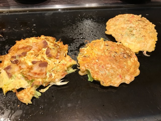 시간제한이 있지만, 먹고 마실 수 있는 오코니야・몬자・야키소바 등을 즐길 수 있습니다. 시간에 쫓기며, 구워서 먹고 마시는 식사가 되겠지만(苦笑)、이런 분위기도 꽤 재미있었습니다♪