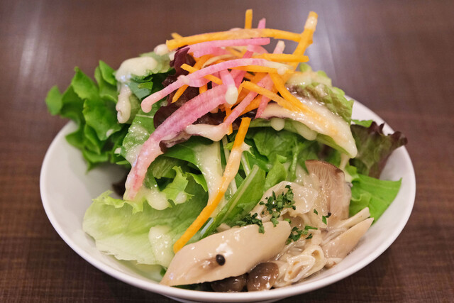 서비스와 갑각류의 풍부한 맛이 담긴 토마토 크림이 정말 훌륭해요! 신선한 생선을 오븐으로 구운 요리도 맛있어요. 가격은 1350엔입니다.