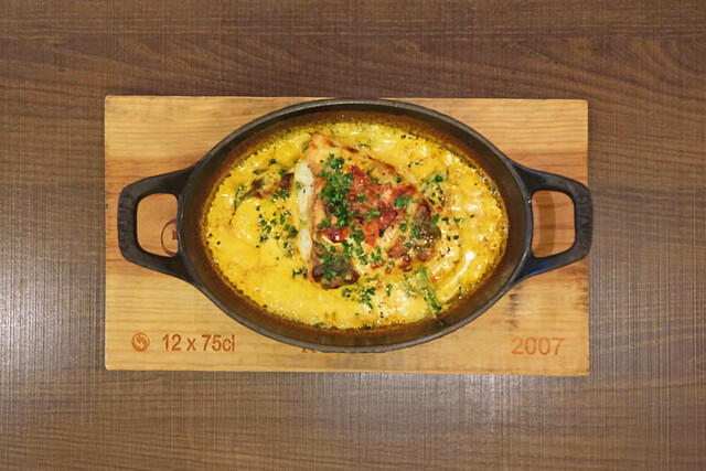 서비스와 갑각류의 풍부한 맛이 담긴 토마토 크림이 정말 훌륭해요! 신선한 생선을 오븐으로 구운 요리도 맛있어요. 가격은 1350엔입니다.