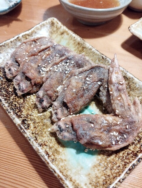일찍부터 문을 열고 있으며, 개업 후 19:00까지는 음료를 반값에 제공하는 술집입니다.