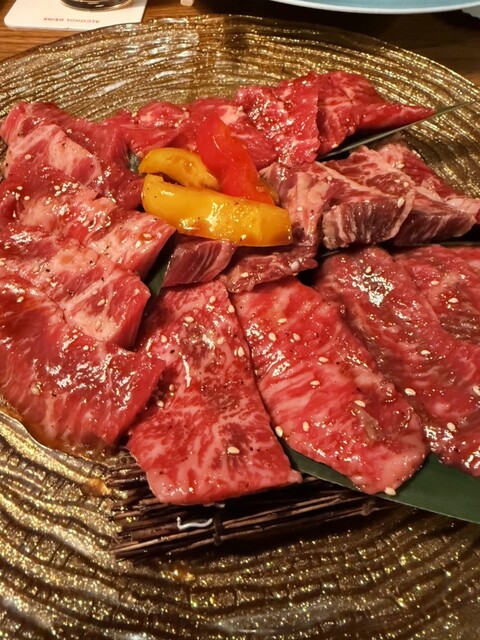 赤身肉との完璧な組み合わせ！焼肉鳥治で素晴らしい価値のあるワインをお楽しみください。
