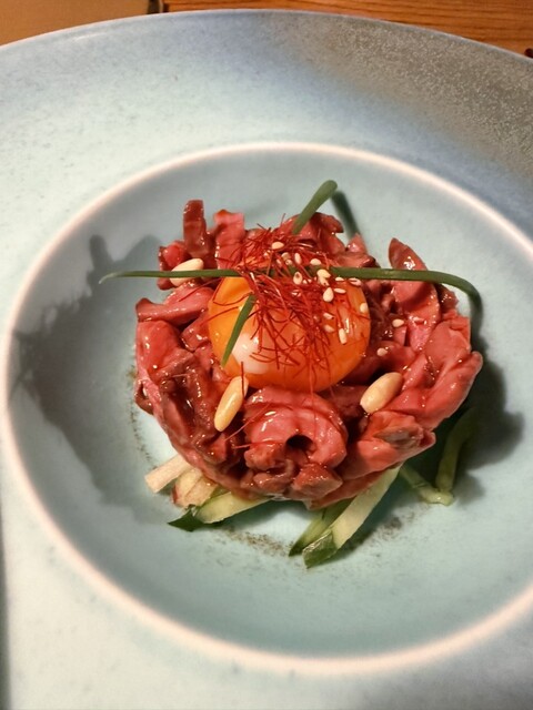 赤身肉との完璧な組み合わせ！焼肉鳥治で素晴らしい価値のあるワインをお楽しみください。