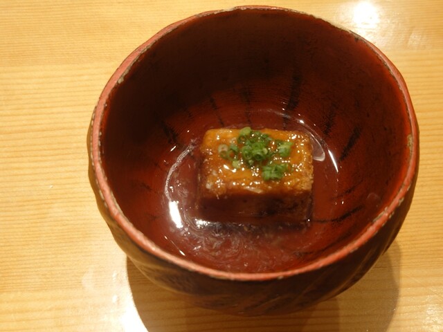 創造的な焼き鳥料理の隠れた名店