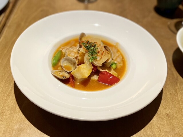 池上にあるスタイリッシュでカジュアルなカフェでの食事体験