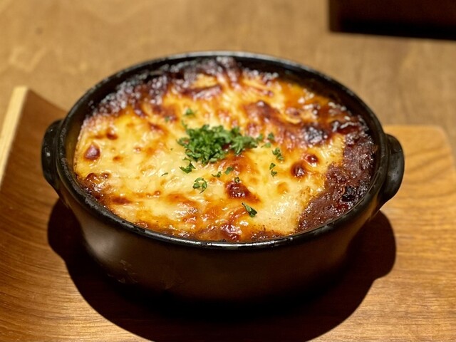 池上にあるスタイリッシュでカジュアルなカフェでの食事体験