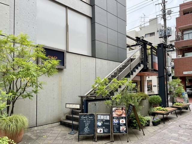 池上にあるスタイリッシュでカジュアルなカフェでの食事体験