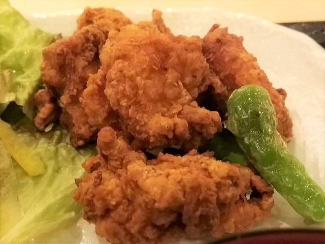 自然のエビを提供するレストランの特別ランチ