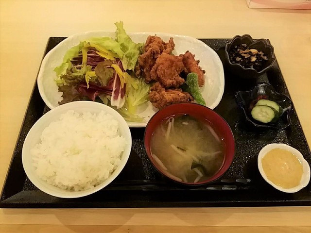 自然のエビを提供するレストランの特別ランチ