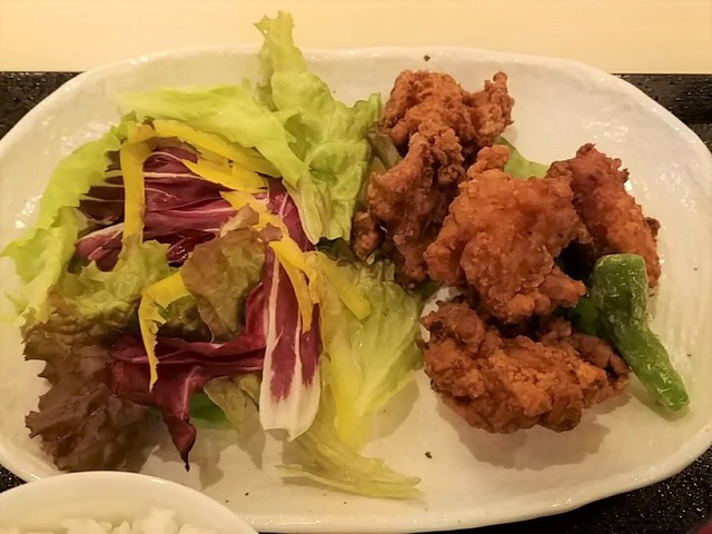 自然のエビを提供するレストランの特別ランチ