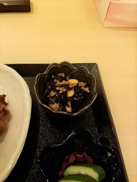 自然のエビを提供するレストランの特別ランチ