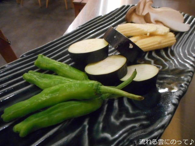 自然石の上で焼かれる
