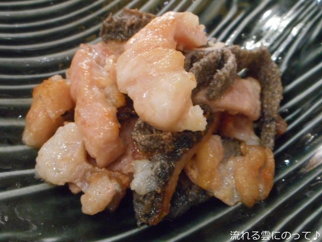 自然石の上で焼かれる