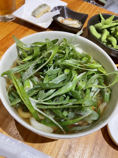 意欲的な女性たちが延長戦の後で急いで訪れる、人気のうどん店