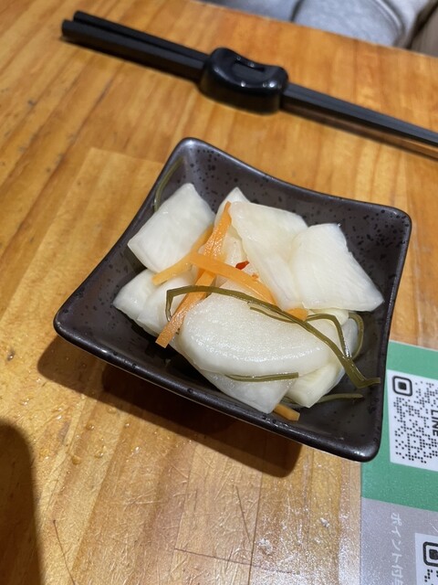 意欲的な女性たちが延長戦の後で急いで訪れる、人気のうどん店