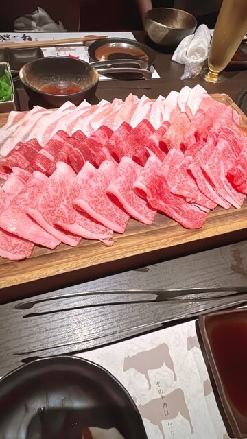 평가가 낮은 이유는 모르겠어요! 음료 무제한 서비스도 있고, 고기의 질도 꽤 좋은 곳이에요!