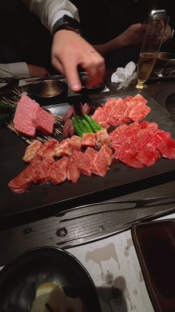 평가가 낮은 이유는 모르겠어요! 음료 무제한 서비스도 있고, 고기의 질도 꽤 좋은 곳이에요!