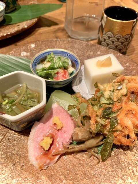 진지하고 말수가 적은 요리사