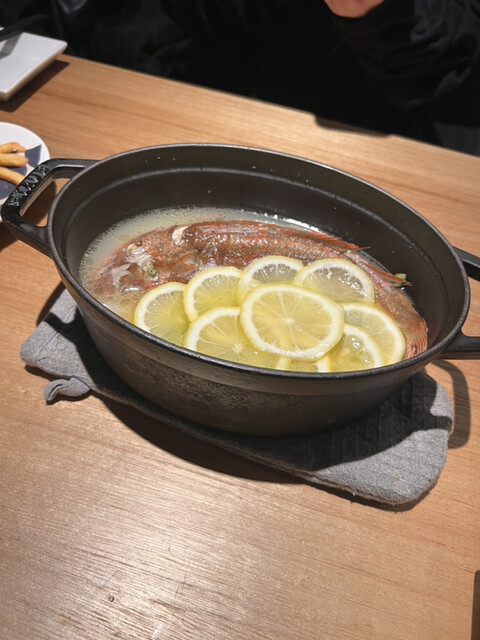 타오르는 케이크와 레몬의 조합.