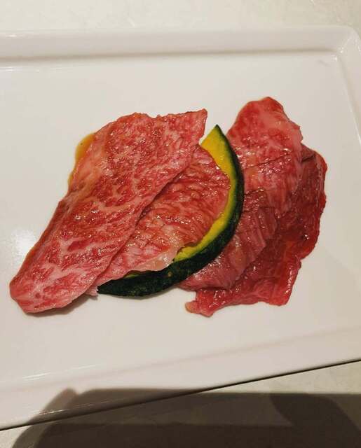 삼사카 소고기를 조금씩 맛보며 대화도 즐길 수 있는 구이요리!