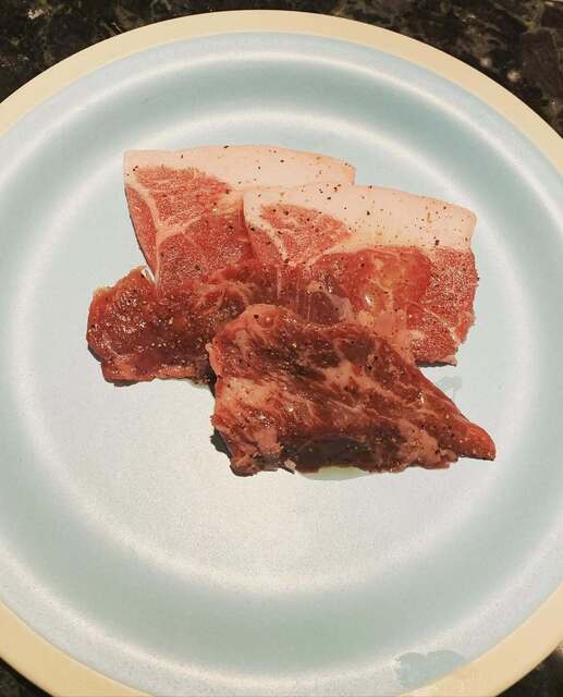 삼사카 소고기를 조금씩 맛보며 대화도 즐길 수 있는 구이요리!