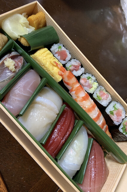 이 식당은 배달 서비스를 시작한 것 같습니다. 큰 새우가 있었고, 정말 맛있었습니다.