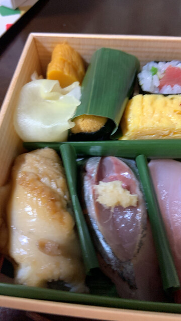 이 식당은 배달 서비스를 시작한 것 같습니다. 큰 새우가 있었고, 정말 맛있었습니다.