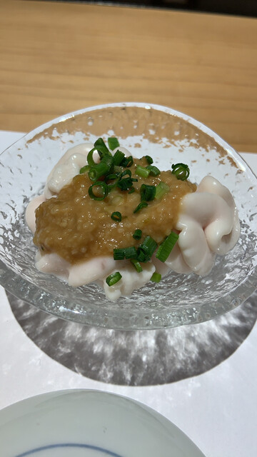 이 식당은 배달 서비스를 시작한 것 같습니다. 큰 새우가 있었고, 정말 맛있었습니다.