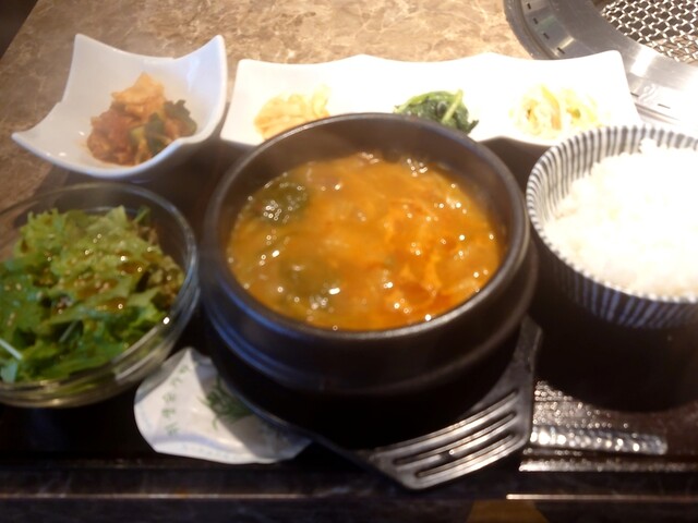 마부도쿠마: 재료 준비가 정성스러워서 수프도 나물도 정말 맛있어요.