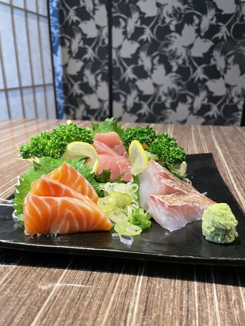 新鮮な魚の爆発！選ぶことができるメイン料理付きの飲み放題コース