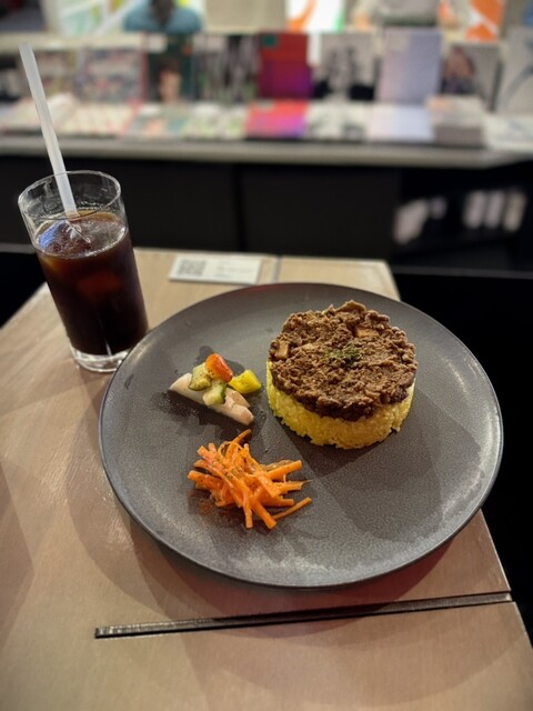 『Lunch』에서 예술을 감상하며, 쿠스카레와 아이스 아메리카노를 즐기다.
