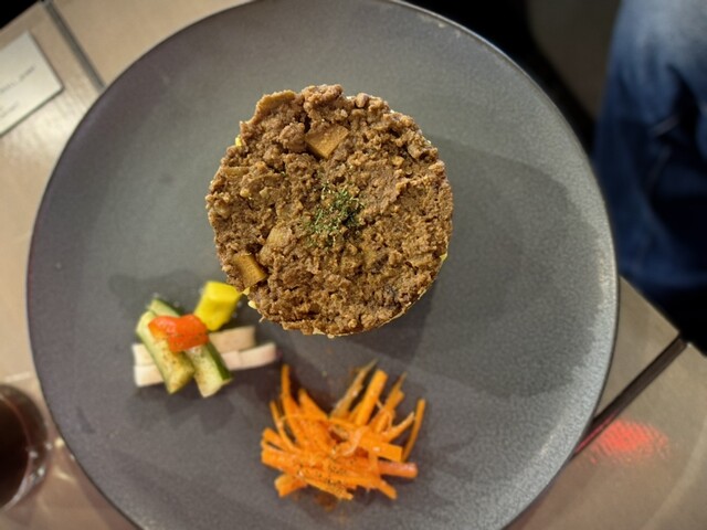 『Lunch』에서 예술을 감상하며, 쿠스카레와 아이스 아메리카노를 즐기다.