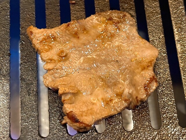 ★신바시에 위치한 은둔적인 분위기의 바베큐집!