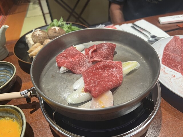 必見の名店：この145年歴の浅草の店で、洗練された環境の中で絶品のすき焼きを楽しもう！