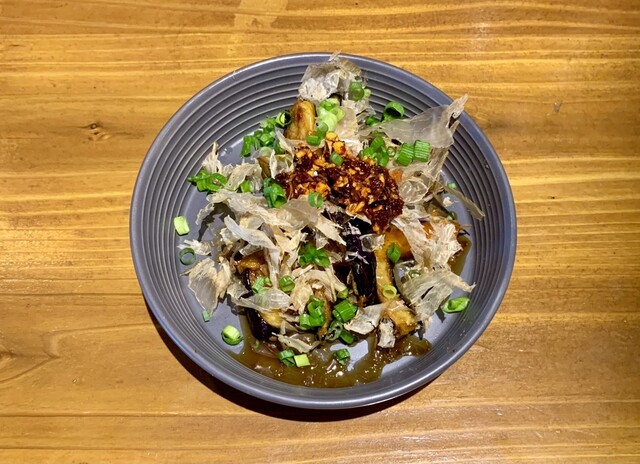 탄소를 사용해 만든, 맛있는 스트립 스테이크를 먹으면서 대화와 술을 즐기다 @오오타키