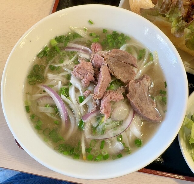 분량도 충분하고 맛도 훌륭한 베트남 런치입니다.